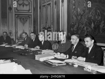 PARIS, FRANKREICH - 02. November 1945 - der französische General Charles de Gaulle und seine Minister der Provisorischen Regierung der Französischen Republik Ende 194 Stockfoto