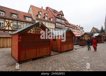 Quedinburg, Deutschland. 06th Dez 2021. Auf dem Marktplatz stehen abgehüllte Verkaufshütten. Der Weihnachtsmarkt in der Adventstadt Quedlinburg wird abgebaut. Aufgrund der hohen Anforderungen von Corona ist die Besucherzahl in den letzten Tagen stark zurückgegangen. Insgesamt fragten 75 Prozent der Händler, den Weihnachtsmarkt nach 12 Tagen vorzeitig zu beenden. Quelle: Matthias Bein/dpa-Zentralbild/dpa/Alamy Live News Stockfoto