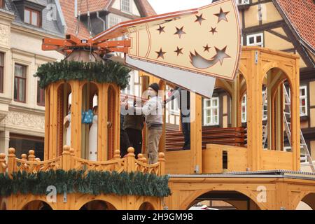 Quedinburg, Deutschland. 06th Dez 2021. Der Weihnachtsmarkt in der Adventstadt Quedlinburg wird abgebaut. Aufgrund der hohen Anforderungen von Corona ist die Besucherzahl in den letzten Tagen stark zurückgegangen. Insgesamt fragten 75 Prozent der Händler, den Weihnachtsmarkt nach 12 Tagen vorzeitig zu beenden. Quelle: Matthias Bein/dpa-Zentralbild/dpa/Alamy Live News Stockfoto