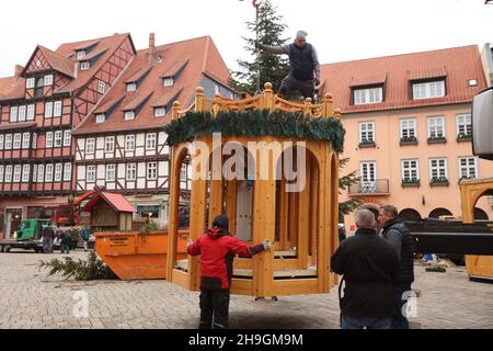 Quedinburg, Deutschland. 06th Dez 2021. Der Weihnachtsmarkt in der Adventstadt Quedlinburg wird abgebaut. Aufgrund der hohen Anforderungen von Corona ist die Besucherzahl in den letzten Tagen stark zurückgegangen. Insgesamt 75 Prozent der Händler baten darum, den Weihnachtsmarkt nach 12 Tagen vorzeitig zu beenden. Quelle: Matthias Bein/dpa-Zentralbild/dpa/Alamy Live News Stockfoto