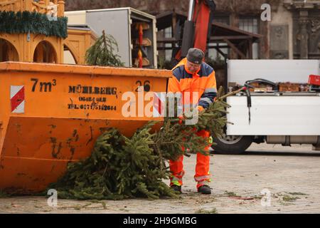 Quedinburg, Deutschland. 06th Dez 2021. Der Weihnachtsmarkt in der Adventstadt Quedlinburg wird abgebaut. Aufgrund der hohen Anforderungen von Corona ist die Besucherzahl in den letzten Tagen stark zurückgegangen. Insgesamt fragten 75 Prozent der Händler, den Weihnachtsmarkt nach 12 Tagen vorzeitig zu beenden. Quelle: Matthias Bein/dpa-Zentralbild/dpa/Alamy Live News Stockfoto