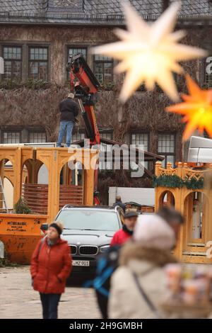 Quedinburg, Deutschland. 06th Dez 2021. Der Weihnachtsmarkt in der Adventstadt Quedlinburg wird abgebaut. Aufgrund der hohen Anforderungen von Corona ist die Besucherzahl in den letzten Tagen stark zurückgegangen. Insgesamt 75 Prozent der Händler baten darum, den Weihnachtsmarkt nach 12 Tagen vorzeitig zu beenden. Quelle: Matthias Bein/dpa-Zentralbild/dpa/Alamy Live News Stockfoto