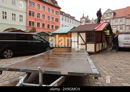 Quedinburg, Deutschland. 06th Dez 2021. Der Weihnachtsmarkt in der Adventstadt Quedlinburg wird abgebaut. Aufgrund der hohen Anforderungen von Corona ist die Besucherzahl in den letzten Tagen stark zurückgegangen. Insgesamt fragten 75 Prozent der Händler, den Weihnachtsmarkt nach 12 Tagen vorzeitig zu beenden. Quelle: Matthias Bein/dpa-Zentralbild/dpa/Alamy Live News Stockfoto