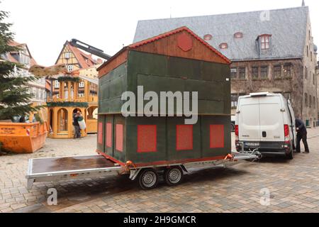 Quedinburg, Deutschland. 06th Dez 2021. Der Weihnachtsmarkt in der Adventstadt Quedlinburg wird abgebaut. Aufgrund der hohen Anforderungen von Corona ist die Besucherzahl in den letzten Tagen stark zurückgegangen. Insgesamt 75 Prozent der Händler baten darum, den Weihnachtsmarkt nach 12 Tagen vorzeitig zu beenden. Quelle: Matthias Bein/dpa-Zentralbild/dpa/Alamy Live News Stockfoto