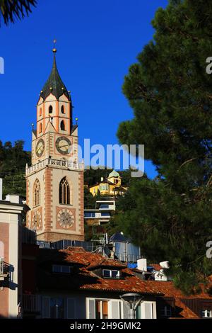 Meran, Kurstadt, Standansicht mit Dom und Bäumen. Meran, Südtirol, Dolomiten, Italien Stockfoto
