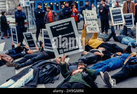 Paris, Frankreich, Gruppe Leute, AIDS-Aktivisten von Act Up Paris, Protest gegen Drogengesetze, Leying Down on Street, 1996?, Archive, Aids 1990s, Protestzeichen Stockfoto