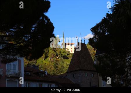 Meran, Kurstadt, Standansicht mit Haus und Bäumen. Meran, Südtirol, Dolomiten, Italien Stockfoto