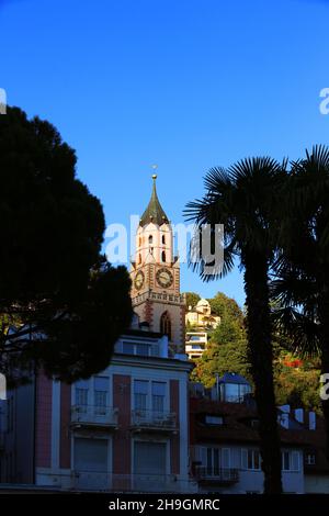 Meran, Kurstadt, Standansicht mit Dom und Bäumen. Meran, Südtirol, Dolomiten, Italien Stockfoto