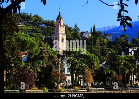 Meran, Kurstadt, Standansicht mit Dom und Bäumen. Meran, Südtirol, Dolomiten, Italien Stockfoto