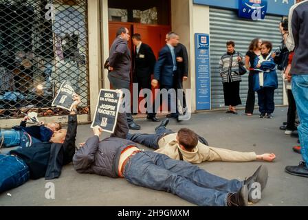 Paris, Frankreich, Small Group People, AIDS-Aktivisten von Act Up Paris, Laying Down Front of French Presidential Campaign Candidate's Office, Lionel Jospin, Street, 2002 Stockfoto