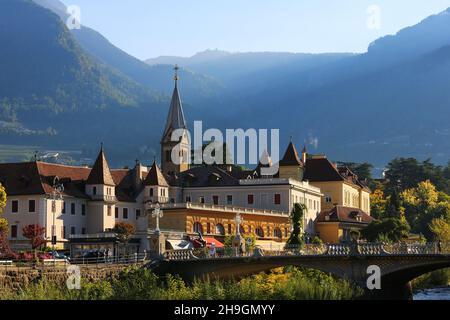 Meran, Kurstadt, Standansicht mit Kirche, Kirchturm und Bäumen. Meran, Südtirol, Dolomiten, Italien Stockfoto