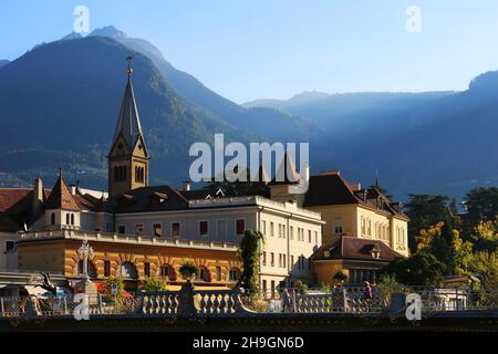 Meran, Kurstadt, Standansicht mit Kirche, Kirchturm und Bäumen. Meran, Südtirol, Dolomiten, Italien Stockfoto