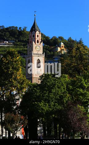 Meran, Kurstadt, Standansicht mit Dom und Bäumen. Meran, Südtirol, Dolomiten, Italien Stockfoto