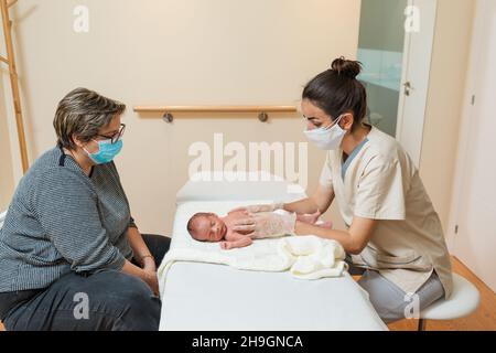 Physiotherapeutin, die mit Neugeborenen in einem medizinischen Zentrum arbeitet. Stockfoto