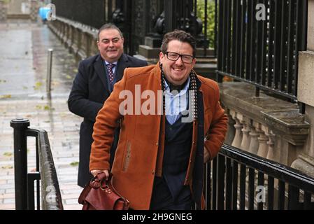 Sean Napier (rechts) und sein Anwalt Paul Farrell kommen bei den Royal Courts of Justice in Belfast zu einer Anhörung in seiner Klage gegen den Boykott grenzüberschreitender politischer Treffen durch die DUP ein. Bilddatum: Dienstag, 7. Dezember 2021. Stockfoto