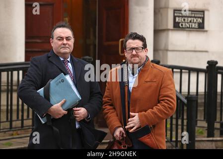 Sean Napier (rechts) und sein Anwalt Paul Farrell kommen bei den Royal Courts of Justice in Belfast zu einer Anhörung in seiner Klage gegen den Boykott grenzüberschreitender politischer Treffen durch die DUP ein. Bilddatum: Dienstag, 7. Dezember 2021. Stockfoto