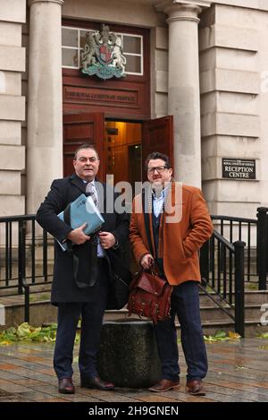 Sean Napier (rechts) und sein Anwalt Paul Farrell kommen bei den Royal Courts of Justice in Belfast zu einer Anhörung in seiner Klage gegen den Boykott grenzüberschreitender politischer Treffen durch die DUP ein. Bilddatum: Dienstag, 7. Dezember 2021. Stockfoto