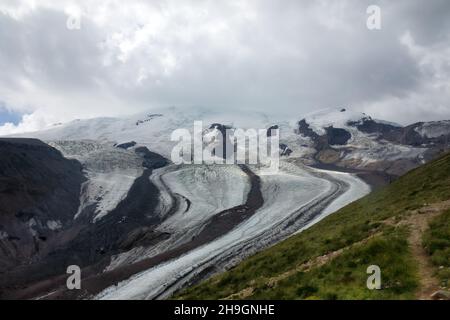 Glaziologie. Glacial cirque (corrie, kar). Berggletscher (alpiner) an den Hängen des Elbrus. Kaukasus Stockfoto