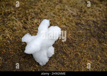 Snowbird. Kreativer Ansatz für Kinder. Die Kinder machten eine Schneefigur Stockfoto