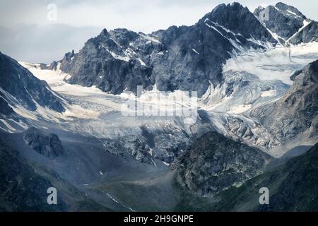 Glaziologie. Glacial cirque (corrie, kar). Berggletscher (alpiner) an den Hängen des Elbrus werden Spuren intensiver Ablation (Deglaziation) ausgedrückt Stockfoto