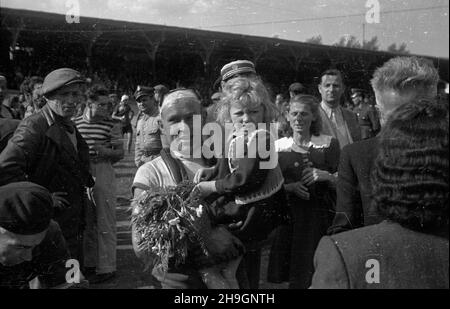 Kraków, 1948-06-30. OD 22 czerwca do 4 lipca odbywa³ siê VII Kolarski Wyœcig Dooko³a Polski (Tour de Pologne). VIII etap z Bytomia do Krakowa (140 km) koñczy³ siê na stadionie klubu sportowego Cracovia. NZ. polski kolarz W³adys³aw Motyka w otoczeniu kibiców. pw PAP Krakau, 30. Juni 1948. Das Radrennen der Tour de Pologne 7th fand vom 22. Juni bis 4. Juli statt. Die Etappe 8th von Bytom nach Krakau (140 km) endete im Stadion des Sportvereins Krakau. Im Bild: Polnischer Radfahrer Wladyslaw Motyka, umgeben von Fans. pw PAP Stockfoto