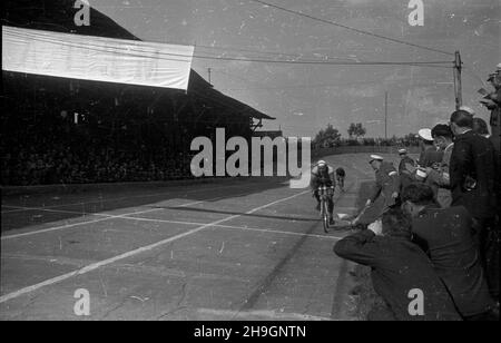 Kraków, 1948-06-30. OD 22 czerwca do 4 lipca odbywa³ siê VII Kolarski Wyœcig Dooko³a Polski (Tour de Pologne). VIII etap z Bytomia do Krakowa (140 km) koñczy³ siê na stadionie klubu sportowego Cracovia. NZ. Zawodnicy na linii mety. pap Krakau, 30. Juni 1948. Das Radrennen der Tour de Pologne 7th fand vom 22. Juni bis 4. Juli statt. Die Etappe 8th von Bytom nach Krakau (140 km) endete im Stadion des Sportvereins Krakau. Im Bild: Radfahrer auf der Ziellinie. pw PAP Stockfoto