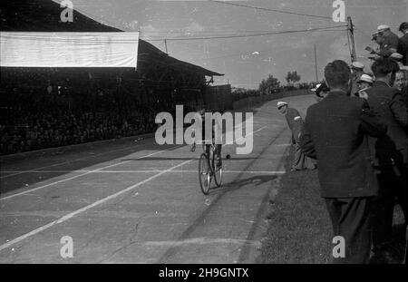 Kraków, 1948-06-30. OD 22 czerwca do 4 lipca odbywa³ siê VII Kolarski Wyœcig Dooko³a Polski (Tour de Pologne). VIII etap z Bytomia do Krakowa (140 km) koñczy³ siê na stadionie klubu sportowego Cracovia. NZ. Zawodnicy na linii mety. pap Krakau, 30. Juni 1948. Das Radrennen der Tour de Pologne 7th fand vom 22. Juni bis 4. Juli statt. Die Etappe 8th von Bytom nach Krakau (140 km) endete im Stadion des Sportvereins Krakau. Im Bild: Radfahrer auf der Ziellinie. pw PAP Stockfoto