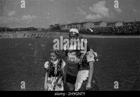 Kraków, 1948-06-30. OD 22 czerwca do 4 lipca odbywa³ siê VII Kolarski Wyœcig Dooko³a Polski (Tour de Pologne). VIII etap z Bytomia do Krakowa (140 km) koñczy³ siê na stadionie klubu sportowego Cracovia. NZ. Jeden z polskich kolarzy w otoczeniu dziewcz¹t w krakowskich stojach ludowych. pw PAP Krakau, 30. Juni 1948. Das Radrennen der Tour de Pologne 7th fand vom 22. Juni bis 4. Juli statt. Die Etappe 8th von Bytom nach Krakau (140 km) endete im Stadion des Sportvereins Krakau. Im Bild: Ein polnischer Radfahrer mit Mädchen in Krakauer Trachten. pw PAP Stockfoto