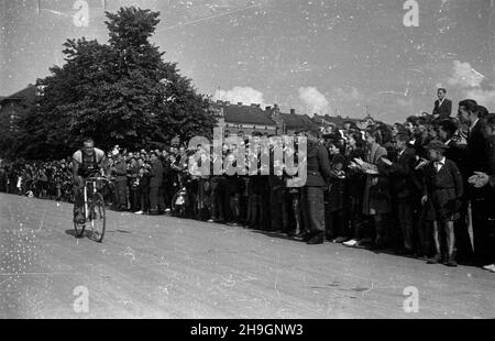 Kraków, 1948-06-30. OD 22 czerwca do 4 lipca odbywa³ siê VII Kolarski Wyœcig Dooko³a Polski (Tour de Pologne). VIII etap z Bytomia do Krakowa (140 km) koñczy³ siê na stadionie klubu sportowego Cracovia. NZ. kolarz szwedzki na trasie wyœcigu. pw PAP Krakau, 30. Juni 1948. Das Radrennen der Tour de Pologne 7th fand vom 22. Juni bis 4. Juli statt. Die Etappe 8th von Bytom nach Krakau (140 km) endete im Stadion des Sportvereins Krakau. Im Bild: Ein schwedischer Radfahrer. pw PAP Stockfoto