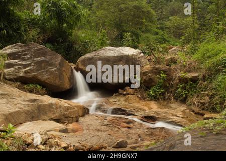 Gebirgsbach im Wald, aufgenommen mit langsamer Verschlusszeit Stockfoto