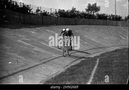 Kraków, 1948-06-30. OD 22 czerwca do 4 lipca odbywa³ siê VII Kolarski Wyœcig Dooko³a Polski (Tour de Pologne). VIII etap z Bytomia do Krakowa (140 km) koñczy³ siê na stadionie klubu sportowego Cracovia. NZ. Kolarze na stadionie. pap Krakau, 30. Juni 1948. Das Radrennen der Tour de Pologne 7th fand vom 22. Juni bis 4. Juli statt. Die Etappe 8th von Bytom nach Krakau (140 km) endete im Stadion des Sportvereins Krakau. Im Bild: Radfahrer im Stadion. pw PAP Stockfoto