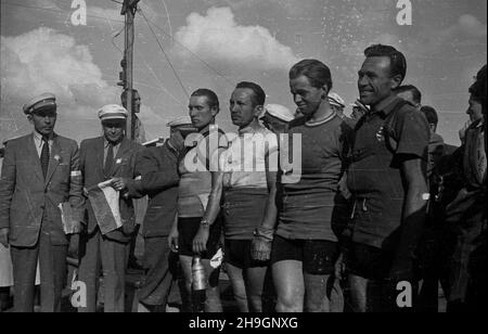 Kraków, 1948-06-30. OD 22 czerwca do 4 lipca odbywa³ siê VII Kolarski Wyœcig Dooko³a Polski (Tour de Pologne). VIII etap z Bytomia do Krakowa (140 km) koñczy³ siê na stadionie klubu sportowego Cracovia. NZ. Kolarze, m.in. Zdobywca III miejsca Wac³aw Wójcik (1L w pierwszym rzêdzie), Lubos Puklicky (Czechos³owacja, 2P w pierwszym rzêdzie) oraz wêgierski kolarz Bela Maedi (Madi) - 1P w pierwszym rzêdzie, w otoczeniu sêdziów i dzia³aczy sportowych. Pierwszy z lewej Feliks St. Go³êbiowski, sêdzia. pw PAP Krakau, 30. Juli 1948. Das Radrennen der Tour de Pologne 7th fand vom 22. Juni bis Juli statt Stockfoto