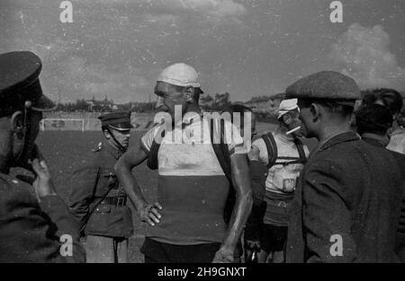 Kraków, 1948-06-30. OD 22 czerwca do 4 lipca odbywa³ siê VII Kolarski Wyœcig Dooko³a Polski (Tour de Pologne). VIII etap z Bytomia do Krakowa (140 km) koñczy³ siê na stadionie klubu sportowego Cracovia. NZ. Zawodnik dru¿yny Polska II Boles³aw Napiera³a. pw PAP Krakau, 30. Juni 1948. Das Radrennen der Tour de Pologne 7th fand vom 22. Juni bis 4. Juli statt. Die Etappe 8th von Bytom nach Krakau (140 km) endete im Stadion des Sportvereins Krakau. Im Bild: Boleslaw Napierala aus Polen II. pw PAP Stockfoto