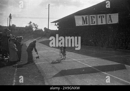 Kraków, 1948-06-30. OD 22 czerwca do 4 lipca odbywa³ siê VII Kolarski Wyœcig Dooko³a Polski (Tour de Pologne). VIII etap z Bytomia do Krakowa (140 km) koñczy³ siê na stadionie klubu sportowego Cracovia. NZ. Zawodnik na linii mety. pap Krakau, 30. Juni 1948. Das Radrennen der Tour de Pologne 7th fand vom 22. Juni bis 4. Juli statt. Die Etappe 8th von Bytom nach Krakau (140 km) endete im Stadion des Sportvereins Krakau. Im Bild: Ein Radfahrer auf der Ziellinie. pw PAP Stockfoto