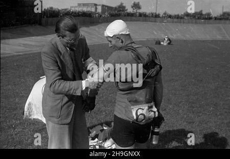 Kraków, 1948-06-30. OD 22 czerwca do 4 lipca odbywa³ siê VII Kolarski Wyœcig Dooko³a Polski (Tour de Pologne). VIII etap z Bytomia do Krakowa (140 km) koñczy³ siê na stadionie klubu sportowego Cracovia. NZ. Opatrywanie kontuzji czechos³owackiego kolarza Karela Vaverka (Veverka) Krakau, 30. Juni 1948. Das Radrennen der Tour de Pologne 7th fand vom 22. Juni bis 4. Juli statt. Die Etappe 8th von Bytom nach Krakau (140 km) endete im Stadion des Sportvereins Krakau. Im Bild: Ein Arzt, der den verletzten Arm des tschechoslowakischen Radfahrers Karel Vaverek (Veverek) kleidet Stockfoto