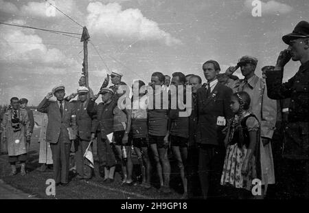 Kraków, 1948-06-30. OD 22 czerwca do 4 lipca odbywa³ siê VII Kolarski Wyœcig Dooko³a Polski (Tour de Pologne). VIII etap z Bytomia do Krakowa (140 km) koñczy³ siê na stadionie klubu sportowego Cracovia. NZ. Kolarze, m.in. Zdobywca III miejsca Wac³aw Wójcik (1L w pierwszym rzêdzie), Lubos Puklicky (Czechos³owacja, 2P w pierwszym rzêdzie) oraz wêgierski kolarz Bela Maedi (Madi) - 1P w pierwszym rzêdzie, w otoczeniu sêdziów i dzia³aczy sportowych. Pierwszy z lewej Feliks St. Go³êbiowski, sêdzia. pw PAP Krakau, 30. Juli 1948. Das Radrennen der Tour de Pologne 7th fand vom 22. Juni bis Juli statt Stockfoto