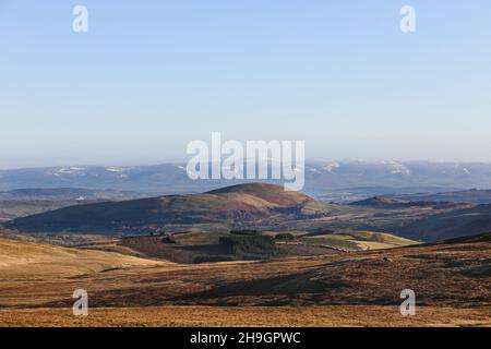 Little Mell fiel mit den Pennine Hills von Cross Fell und Great und Little Dun fiel jenseits von den unteren Hängen von Great Dodd, Lake District, Cumb gesehen Stockfoto