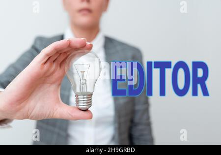 Editor für konzeptionelle Untertitel. Konzeptionelle Foto Person, die verantwortlich für und bestimmt den endgültigen Inhalt eines Textes Dame in Business-Outfit mit Lampe Stockfoto