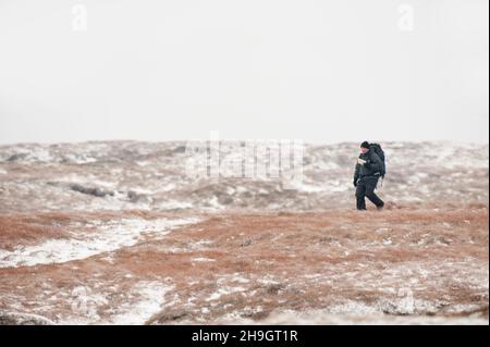 Wanderer auf Bleaklow, Peak District, Derbyshire, UK Stockfoto