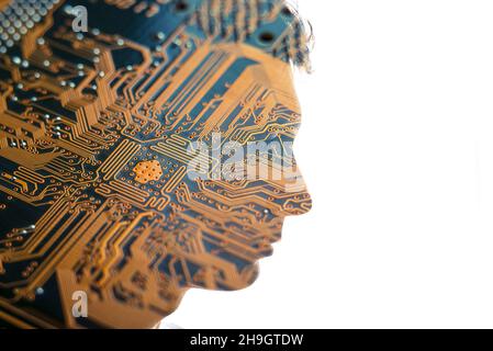 Isolierte Kombination aus einer Mann-Silhouette und einer mikroelektronischen Platine. Konzept des künstlichen Intellekts, moderne Technologien in der Elektronik Stockfoto