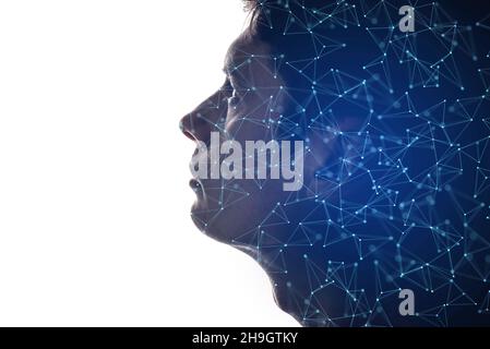Isolierte Kombination aus Mensch-Silhouette und Abstraktion zum Thema digitale Technologien. Konzept des künstlichen Intellekts, moderne Technologien in Stockfoto
