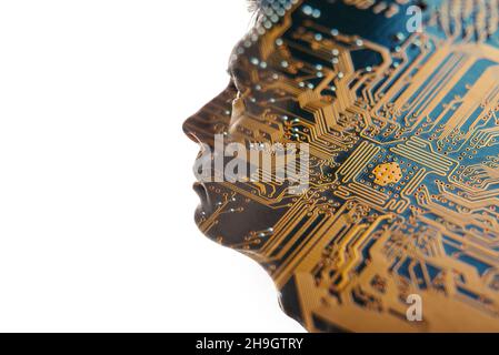 Isolierte Kombination aus einer Mann-Silhouette und einer mikroelektronischen Platine. Konzept des künstlichen Intellekts, moderne Technologien in der Elektronik Stockfoto