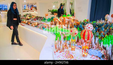 London UK 07.Dez 2021 eine ganze Stadt voller Lebkuchen. Die Ausstellung Gingerbread City des Architekturmuseums die äußerst beliebte Weihnachtsattraktion des Museums läuft seit mehreren Jahren. Es kehrt im Dezember dieses Jahres zurück, mit über 100 Architekten, Landschaftskünstlern, Ingenieuren und Ökologen, die alle zusammenarbeiten, um eine Mini-Siedlung zu erstellen, die vollständig aus Lebkuchen und Glasur besteht. Paul Quezada-Neiman/Alamy Live News Stockfoto