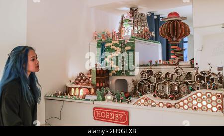 London UK 07.Dez 2021 eine ganze Stadt voller Lebkuchen. Die Ausstellung Gingerbread City des Architekturmuseums die äußerst beliebte Weihnachtsattraktion des Museums läuft seit mehreren Jahren. Es kehrt im Dezember dieses Jahres zurück, mit über 100 Architekten, Landschaftskünstlern, Ingenieuren und Ökologen, die alle zusammenarbeiten, um eine Mini-Siedlung zu erstellen, die vollständig aus Lebkuchen und Glasur besteht. Paul Quezada-Neiman/Alamy Live News Stockfoto