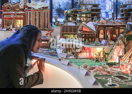 London UK 07.Dez 2021 eine ganze Stadt voller Lebkuchen. Die Ausstellung Gingerbread City des Architekturmuseums die äußerst beliebte Weihnachtsattraktion des Museums läuft seit mehreren Jahren. Es kehrt im Dezember dieses Jahres zurück, mit über 100 Architekten, Landschaftskünstlern, Ingenieuren und Ökologen, die alle zusammenarbeiten, um eine Mini-Siedlung zu erstellen, die vollständig aus Lebkuchen und Glasur besteht. Paul Quezada-Neiman/Alamy Live News Stockfoto