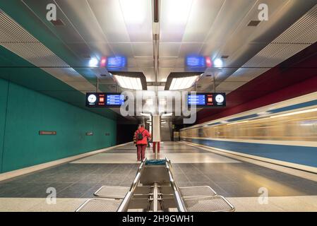 Farbenfrohe U-Bahnstation Wettersteinplatz in München, Bayern, Deutschland Stockfoto