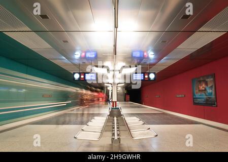 Farbenfrohe U-Bahnstation Wettersteinplatz in München, Bayern, Deutschland Stockfoto