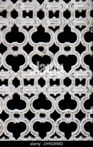 Vertikale Aufnahme des weißen Eisenzauns Stockfoto