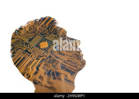Isolierte Kombination aus einer Mann-Silhouette und einer mikroelektronischen Platine. Konzept des künstlichen Intellekts, moderne Technologien in der Elektronik Stockfoto