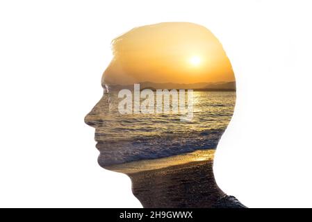 Isolierte Kombination aus der Silhouette eines Männergesichtes und einer Meereslandschaft mit Sonnenuntergang. Konzept der Einheit von Natur und Menschen, innerer Frieden, Fürsorge für die Stockfoto
